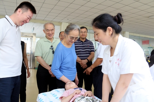 吴弦光,胡莹瑗夫妇临床就诊.jpg